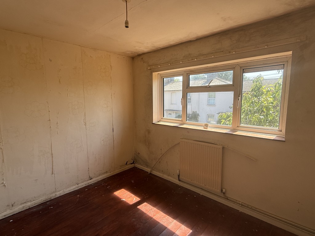 Lot: 135 - FLAT IN NEED OF IMPROVEMENT - Bedroom in Flat in Need of Refurbishment